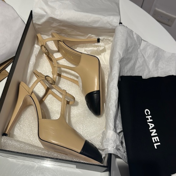Authentic iconic CHANEL Beige and Black Women's signature heels - Picture 1 of 12